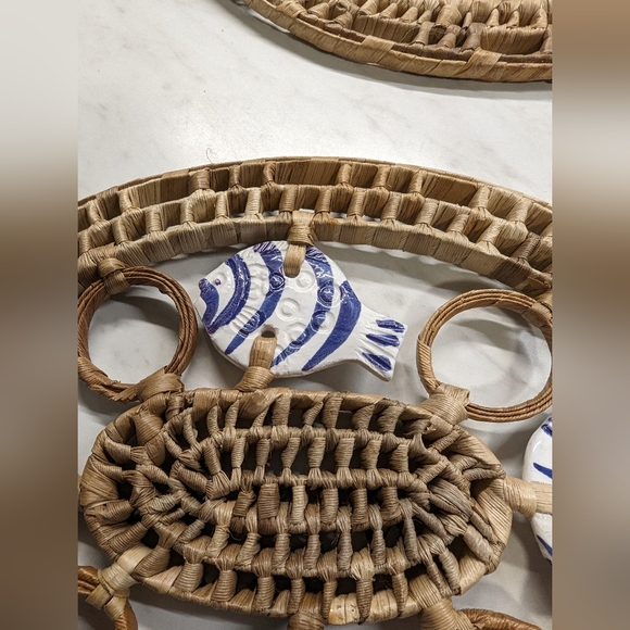 3 straw trivets.  Ceramic fish inserts. EUC. 2 Are matching.  See pictures. - Picture 4 of 5